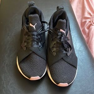 Black and pink PUMA sneakers 👟